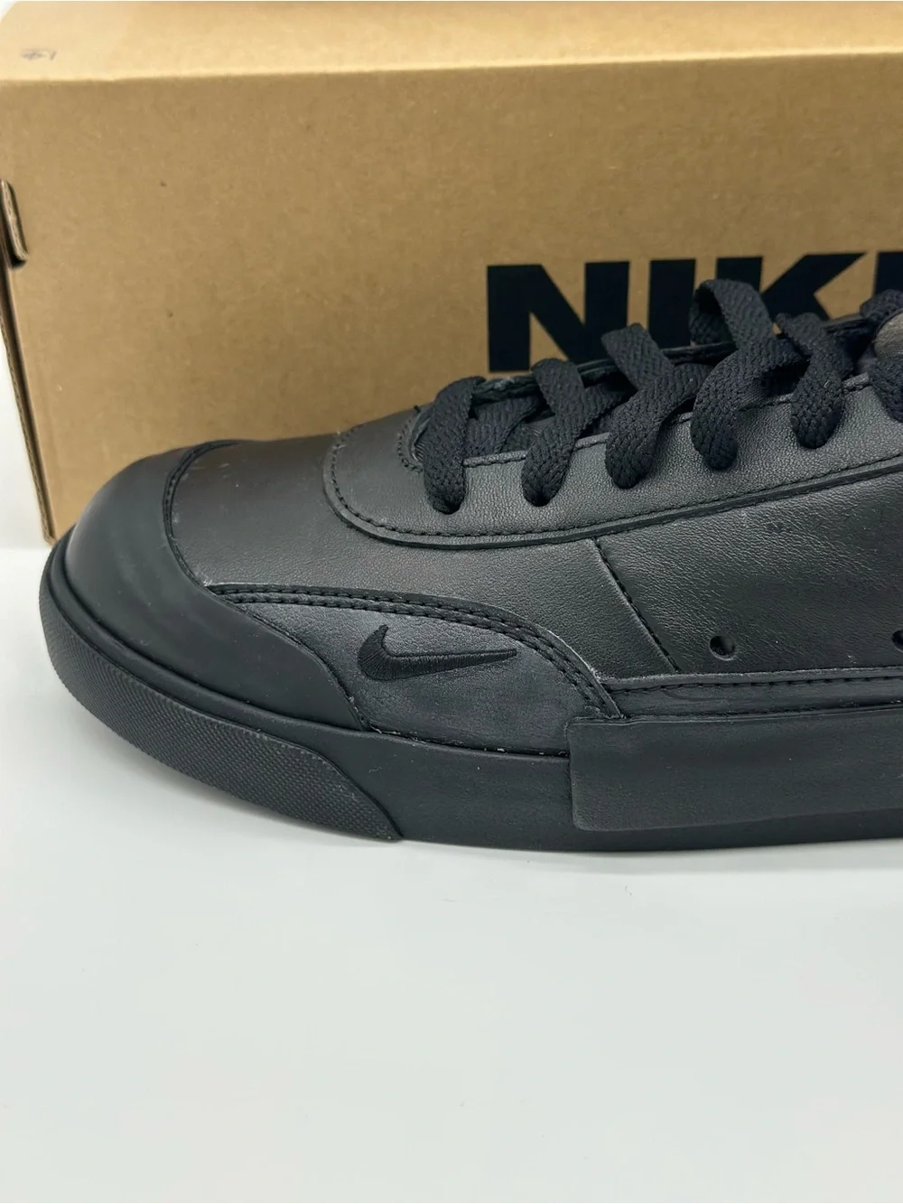 Nike Men’s Black Low-Top Sneakers with Gray Tongue
